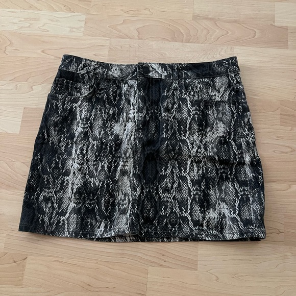 Zara Dresses & Skirts - Snakeskin Zara skirt
